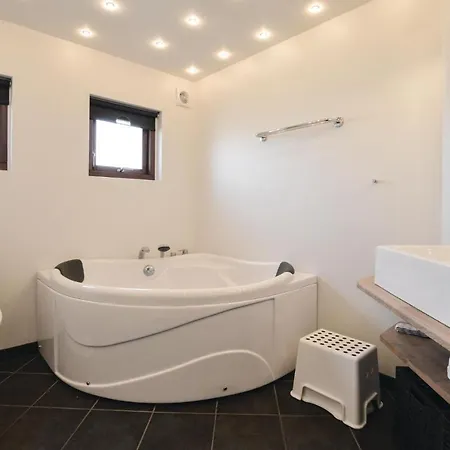 Сasa de vacaciones Three-bedroom In